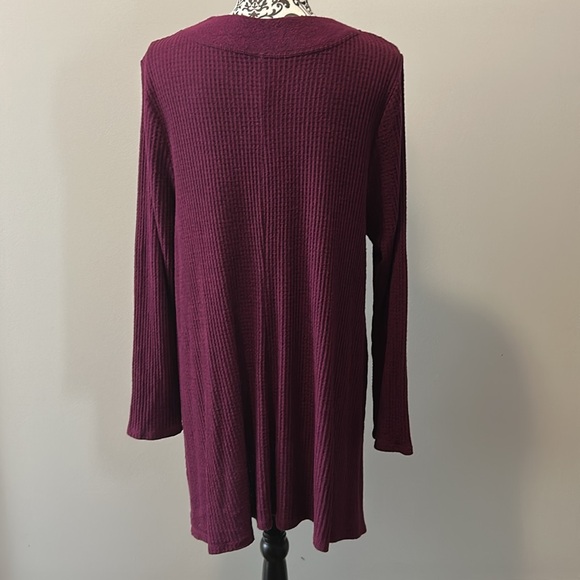 NWOT. Woman’s v-neck, long sleeve, waffle knit tunic length t-shirt in burgundy. - Picture 7 of 9